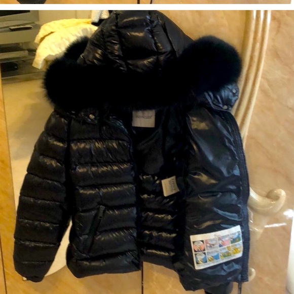 Moncler jacket removable hood - Picture 2 of 4